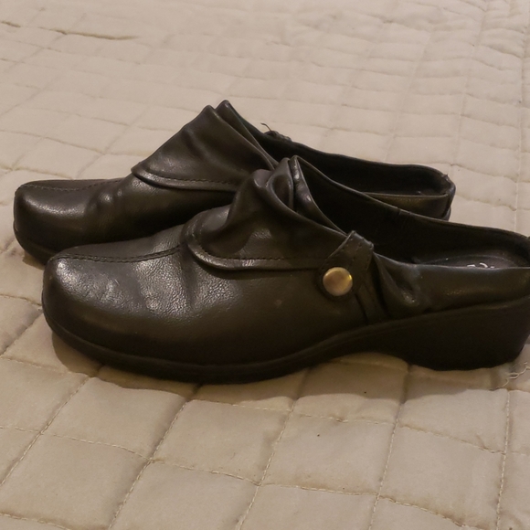 Clogs - Picture 3 of 3